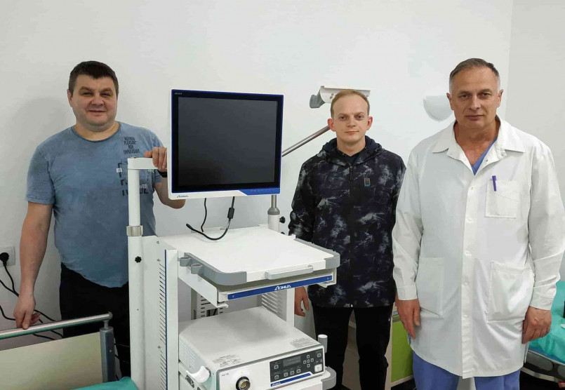 Вітаємо лікарню міста Чортків з придбанням операційної лампи та гастроколоноскопічної стійки
